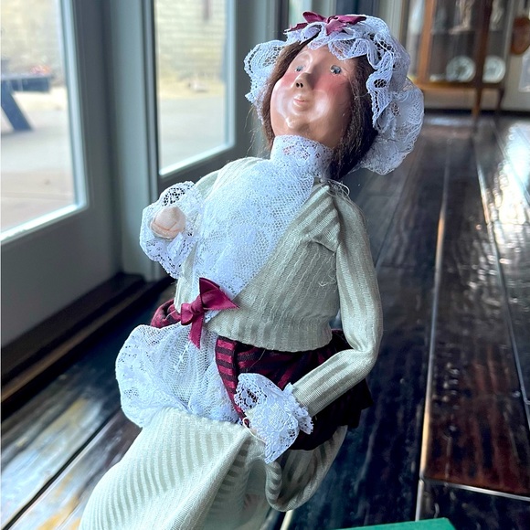 Byers Choice Carolers 2000 A Christmas Carol Dancing MrsFezziwig 13 1/2”-Sign